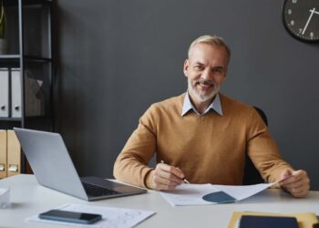 Uomo documenti ufficio