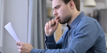 Uomo legge documento