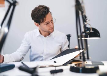 Uomo legge documento