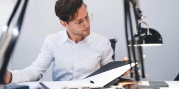 Uomo legge documento