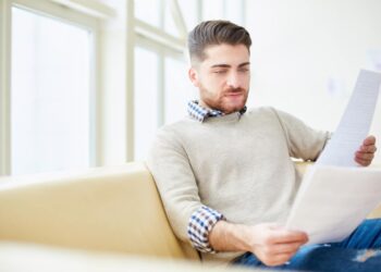 Uomo legge documento