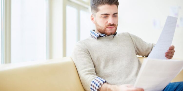 Uomo legge documento