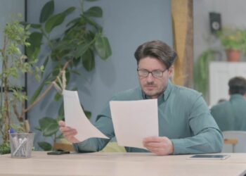 Uomo legge documento