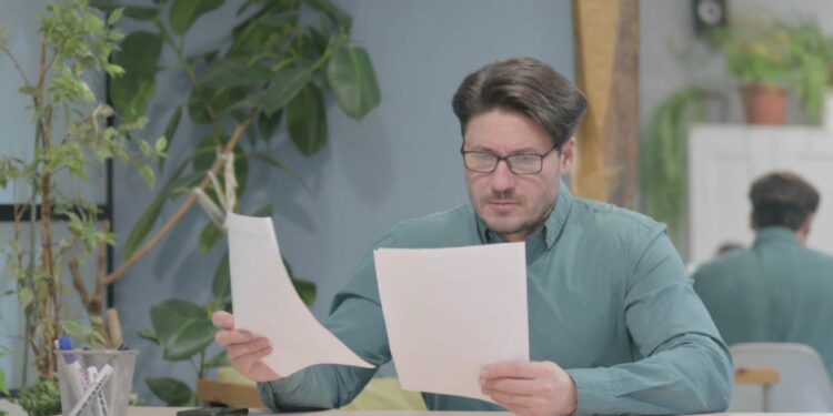 Uomo legge documento