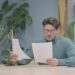 Uomo legge documento