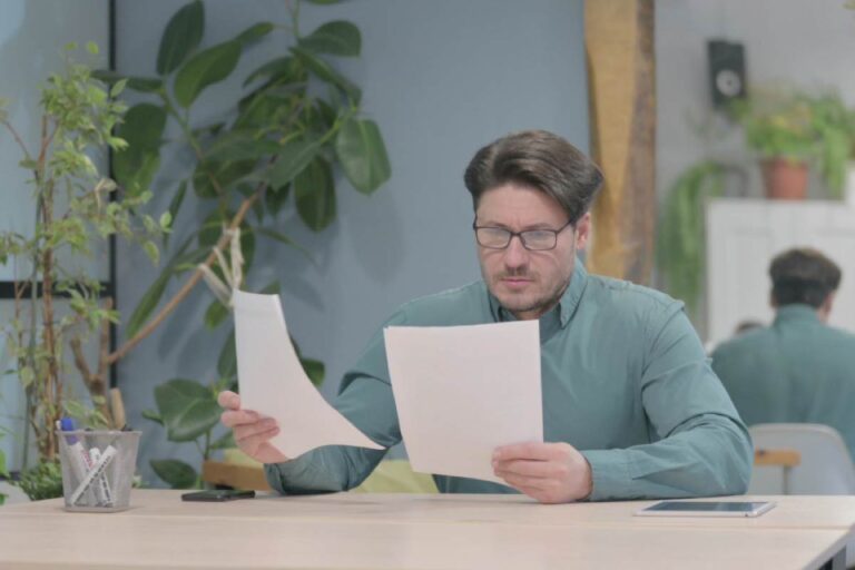 Uomo legge documento
