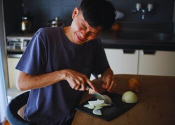 perché piangi (davvero) quando tagli la cipolla