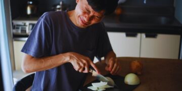 perché piangi (davvero) quando tagli la cipolla