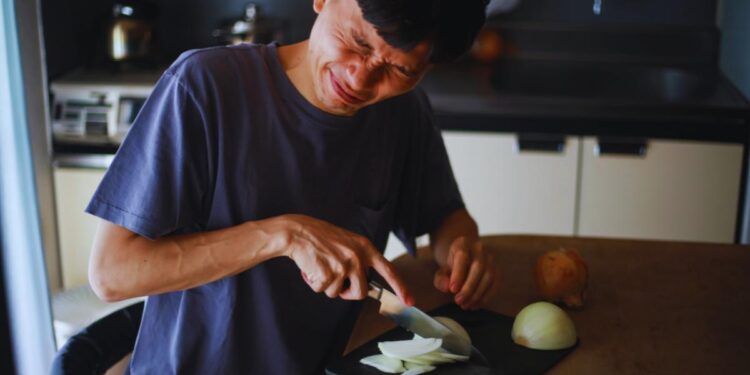 perché piangi (davvero) quando tagli la cipolla