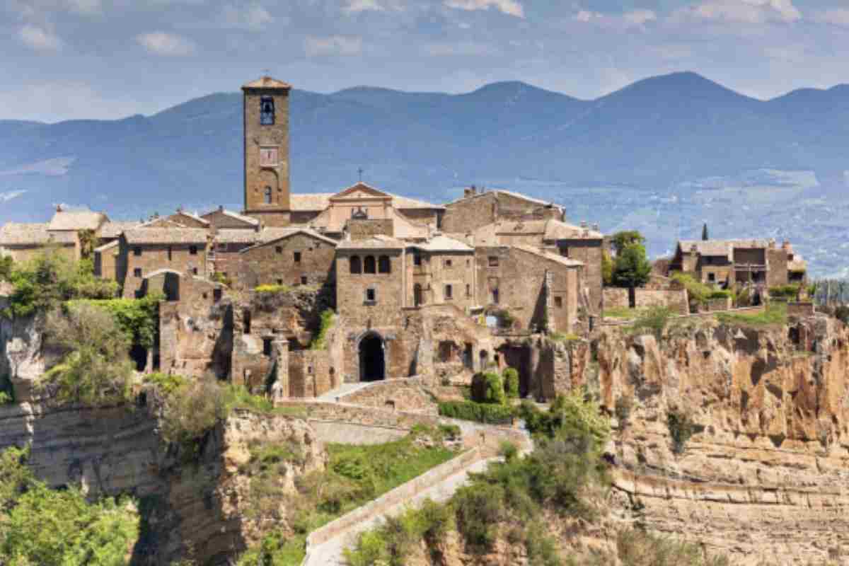 A pochi chilometri da Bassano in Teverina si trova Civita di Bagnoregio, un borgo di origini etrusche noto in tutto il mondo come la "città che muore".