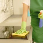 Fornelli come nuovi, mia nonna usa il trucco "del sacchetto