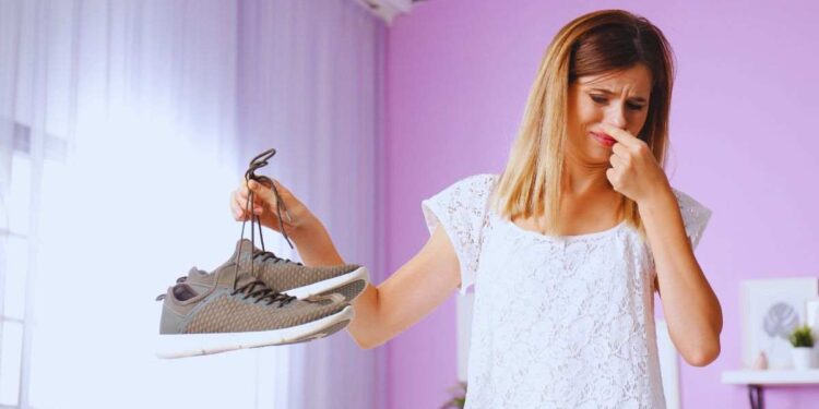 come eliminare la puzza dalle scarpe