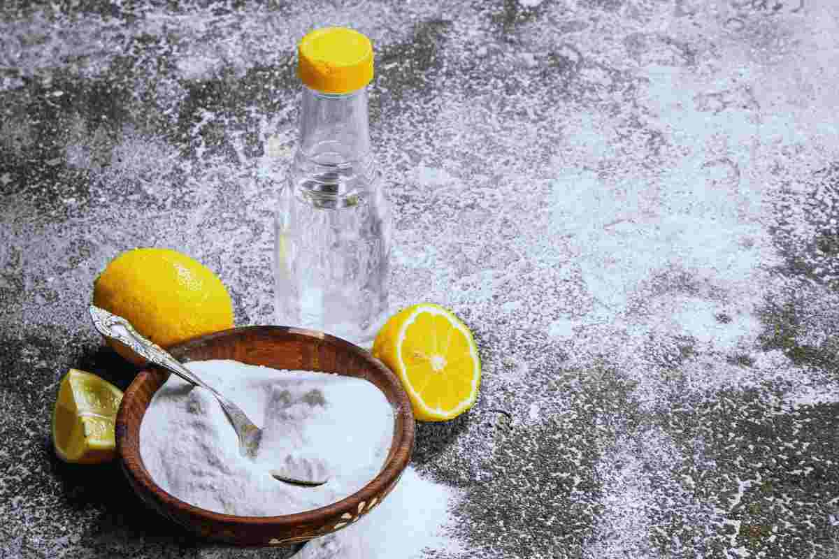 bicarbonato e limone per togliere la puzza dalle scarpe