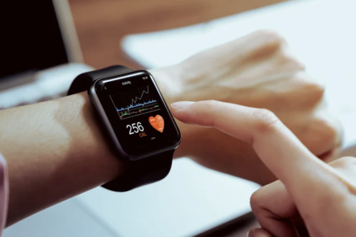 Dai commenti raccolti tra gli utilizzatori emergono opinioni contrastanti. Molti riconoscono il valore motivazionale dello smartwatch,