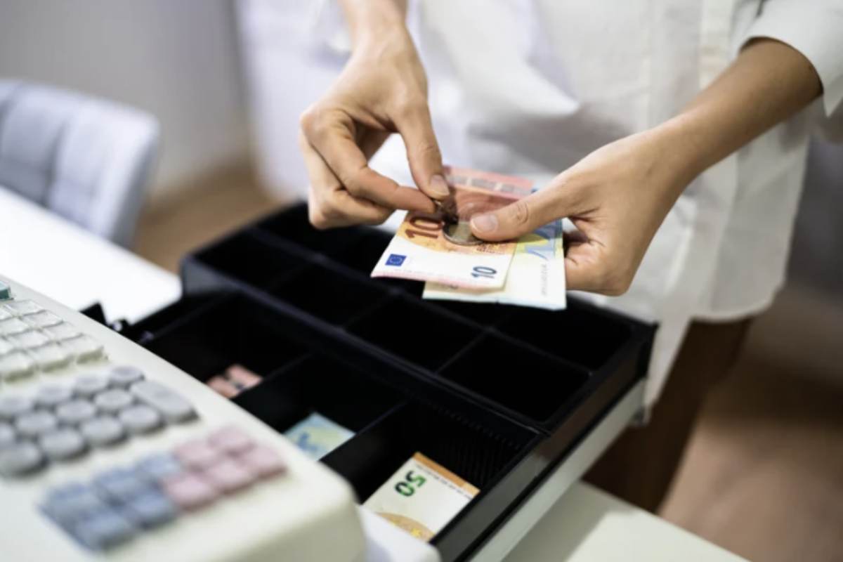 Il cassiere rappresenta una figura fondamentale all’interno del punto vendita Eurospin. Non si tratta solo di riscuotere i pagamenti