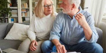 Coppia anziani pensione