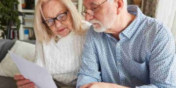 Coppia legge documento