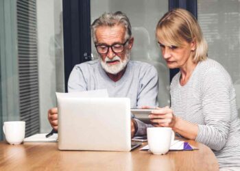 Coppia legge documento