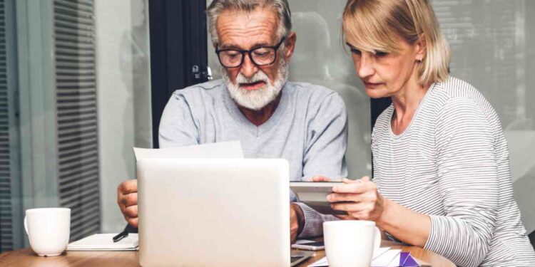 Coppia legge documento