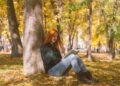 Donna legge libro