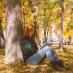 Donna legge libro