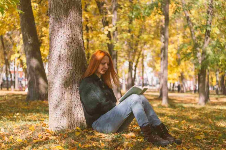 Donna legge libro