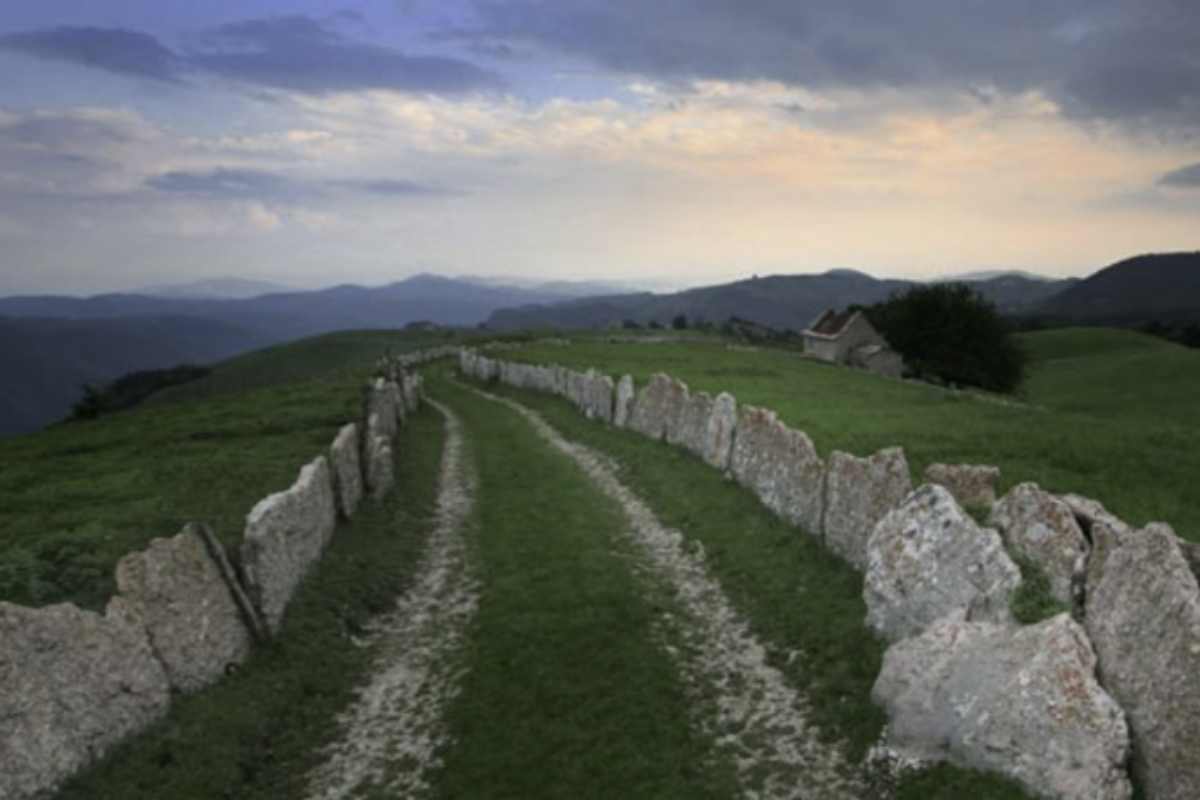 La Lessinia è facilmente raggiungibile da Verona, distando circa 30 chilometri dal centro città. In auto, è consigliato percorrere la Strada Provinciale SP6