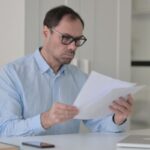 Uomo legge documento