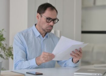 Uomo legge documento