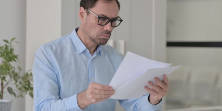 Uomo legge documento