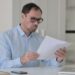 Uomo legge documento