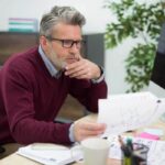 Uomo legge documento