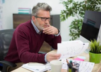 Uomo legge documento