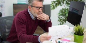 Uomo legge documento