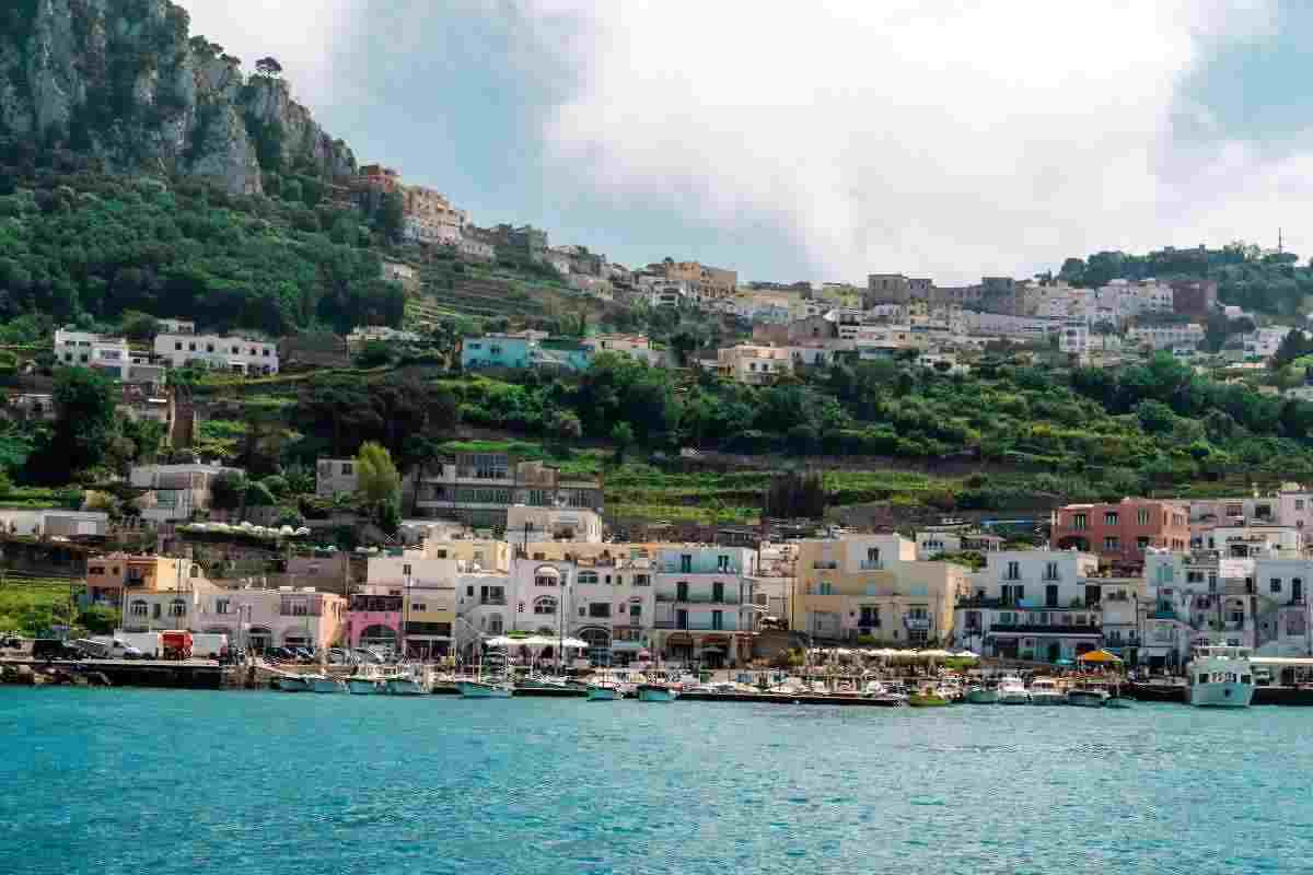 La Venezia del sud, il borgo che sfida il mare e le montagne