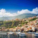 La Venezia del sud, il borgo che sfida il mare e le montagne, i dettagli