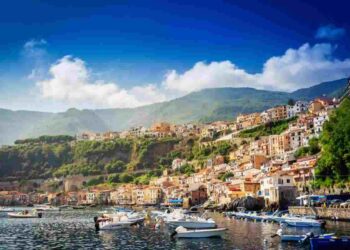 La Venezia del sud, il borgo che sfida il mare e le montagne, i dettagli