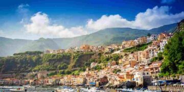 La Venezia del sud, il borgo che sfida il mare e le montagne, i dettagli
