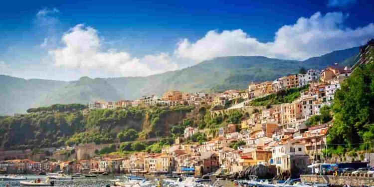 La Venezia del sud, il borgo che sfida il mare e le montagne, i dettagli