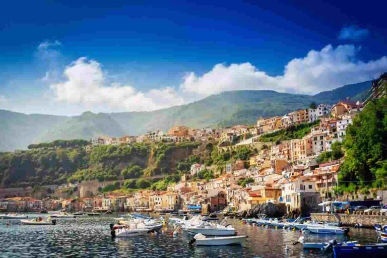 La Venezia del sud, il borgo che sfida il mare e le montagne, i dettagli