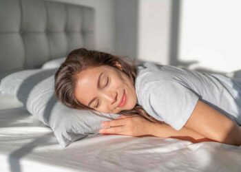 Dormi tanto ma sei sempre stanco? Non trascurare il sintomo e corri dal medico