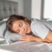 Dormi tanto ma sei sempre stanco? Non trascurare il sintomo e corri dal medico