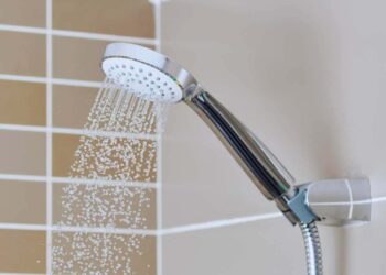 Il prodotto (miracoloso) che pulisce il box doccia