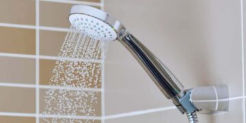 Il prodotto (miracoloso) che pulisce il box doccia