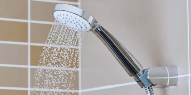 Il prodotto (miracoloso) che pulisce il box doccia