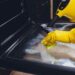pulire il vetro del forno: il trucco naturale per averlo splendente