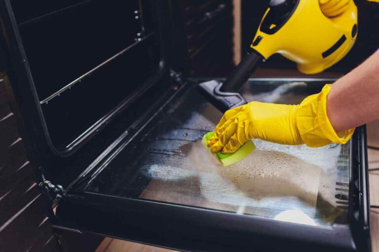 pulire il vetro del forno: il trucco naturale per averlo splendente