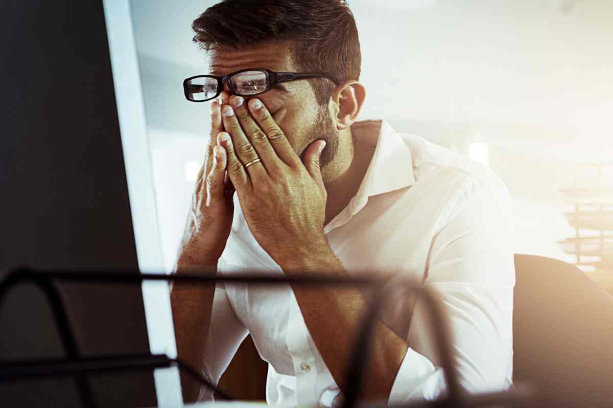 Dormi tanto ma sei sempre stanco? Non trascurare il sintomo e corri dal medico, i dettagli