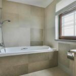 Bagno piccolo con vasca