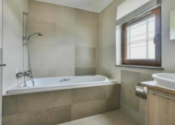 Bagno piccolo con vasca